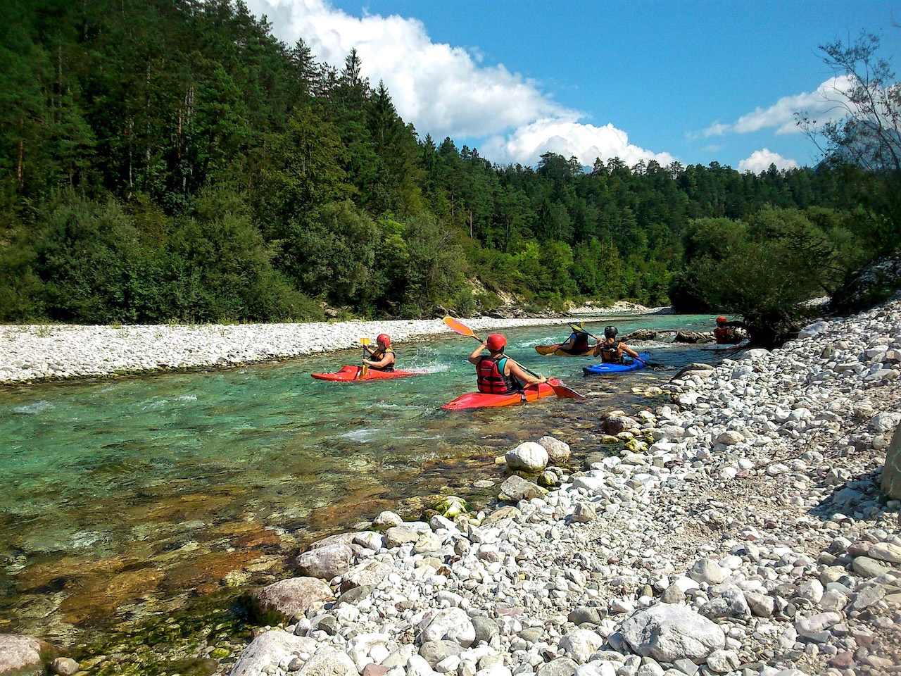 Padajoče kamenje poškodovalo družino na reki Soči