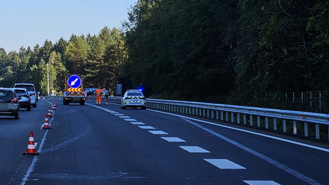 Na avtocesti storil nekaj izjemno nevarnega, nato pa mirno odpeljal ('Nasrkal' je drug voznik)