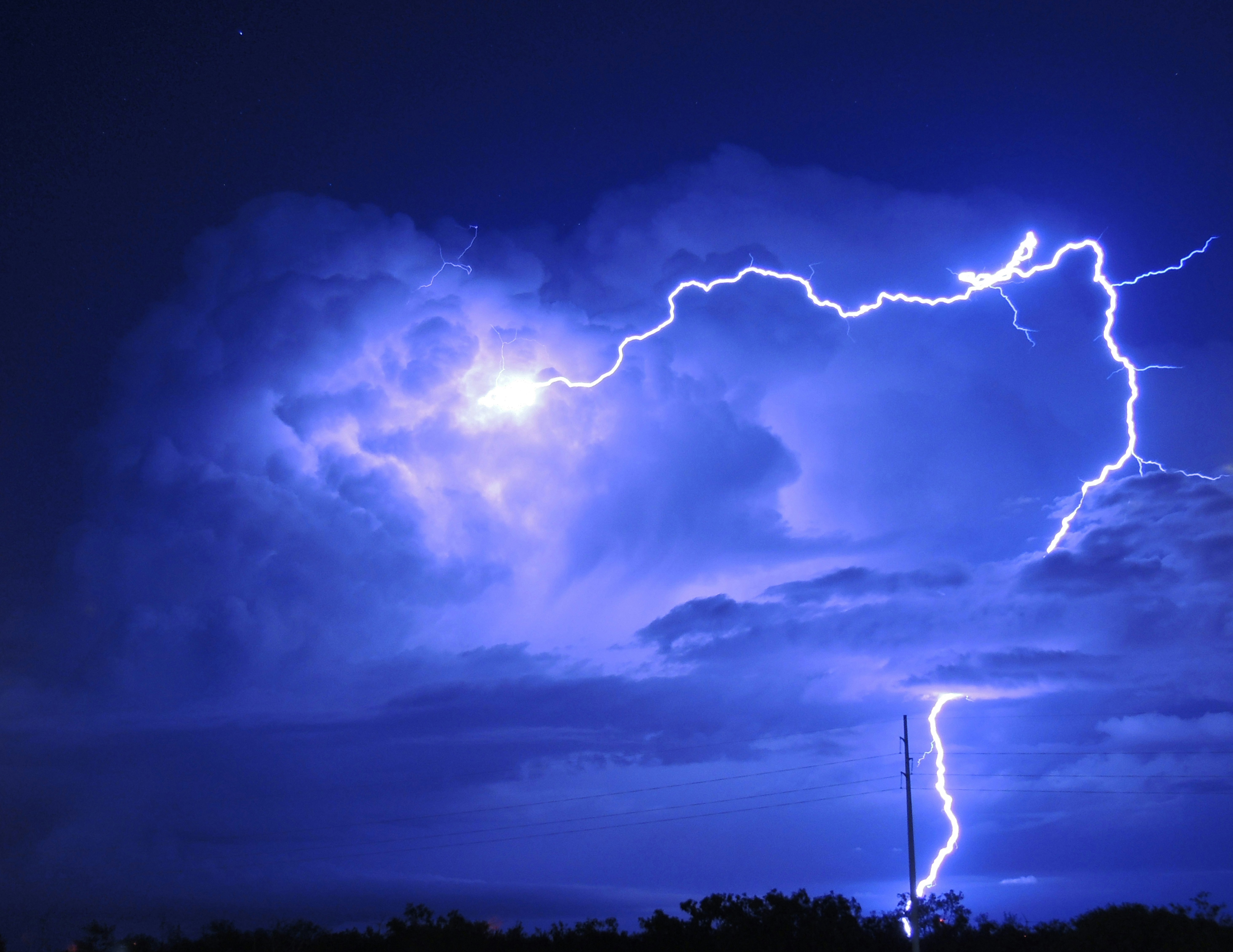 Poskrbite za svojo varnost: Meteorologi razkrivajo, kaj nikoli ne počnejo med nevihto