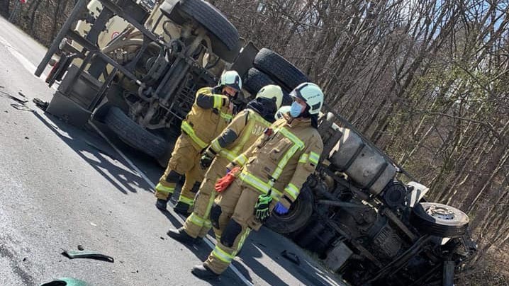 FOTO: 60-letnik nenadoma zapeljal v levo in trčil v tovornjak, ki se je prevrnil, sam umrl na kraju