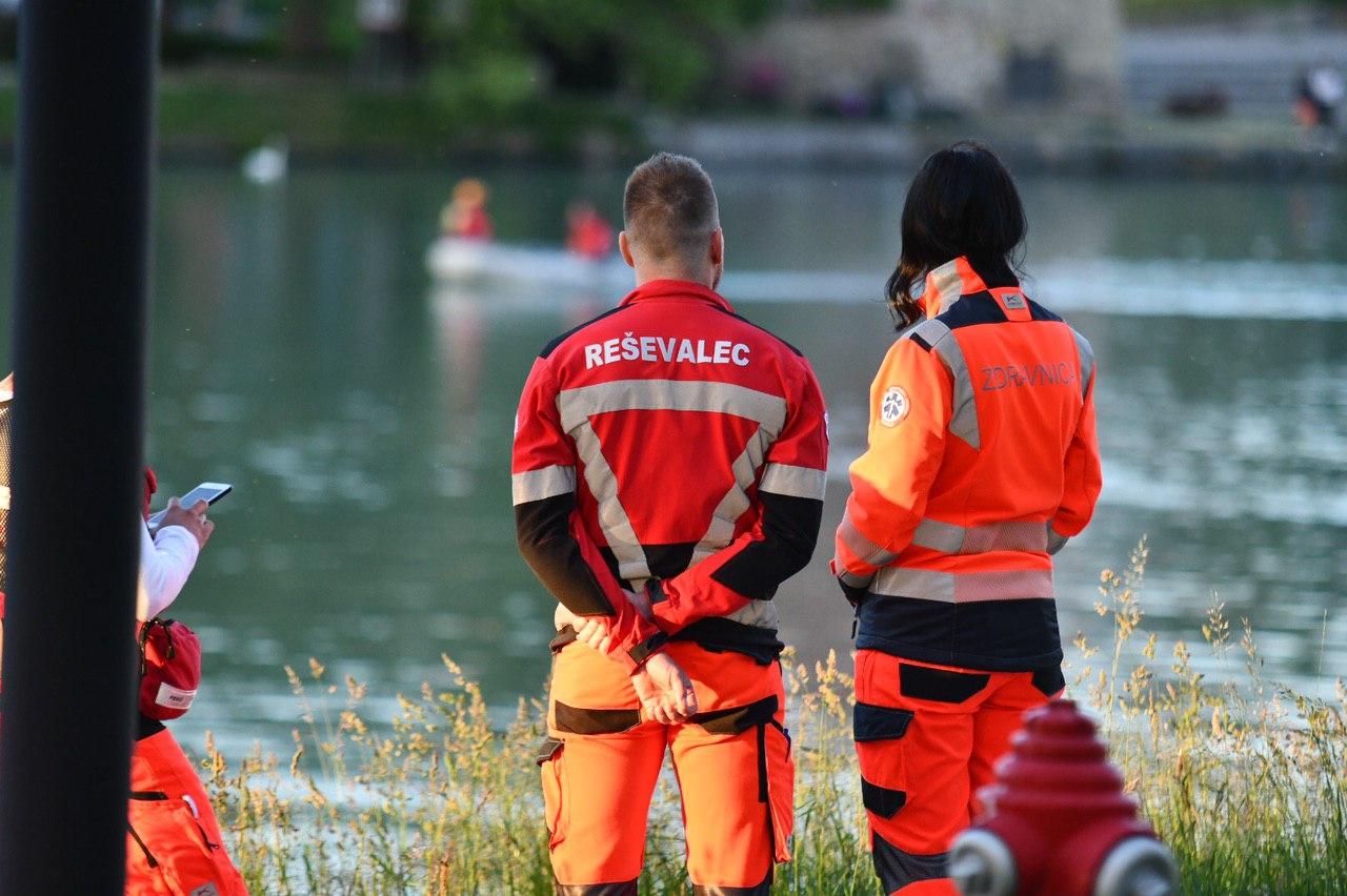 Po zaužitju droge 21-letnik dobil preganjavico in skočil v reko