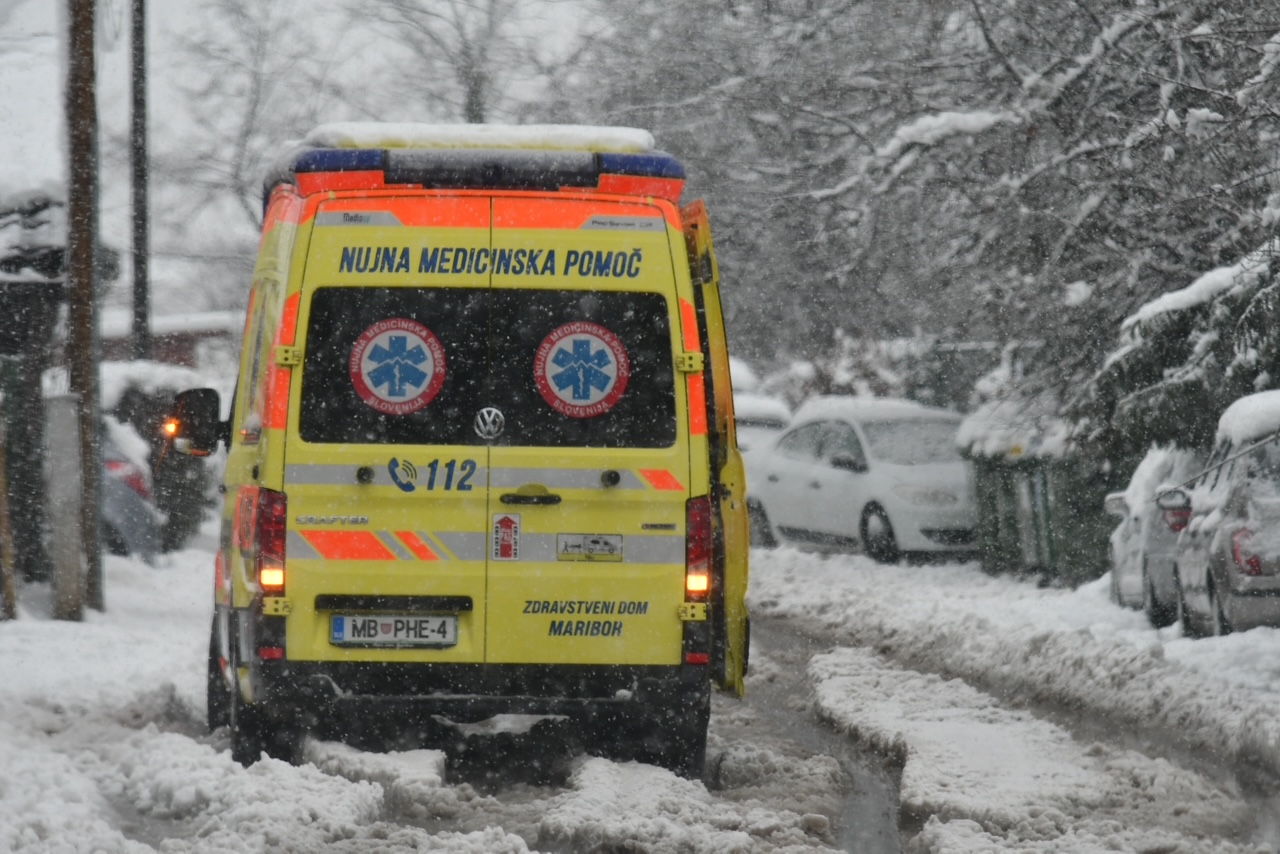 Zlomljena prečka na odru usodna: Delavec padel in umrl