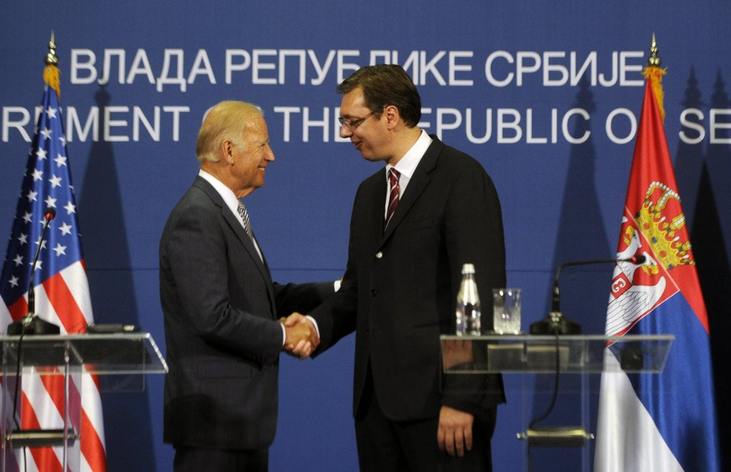 Biden spodbuja Srbijo k priznanju Kosova, Vučić &#8220;novo politiko ZDA&#8221; zavrača