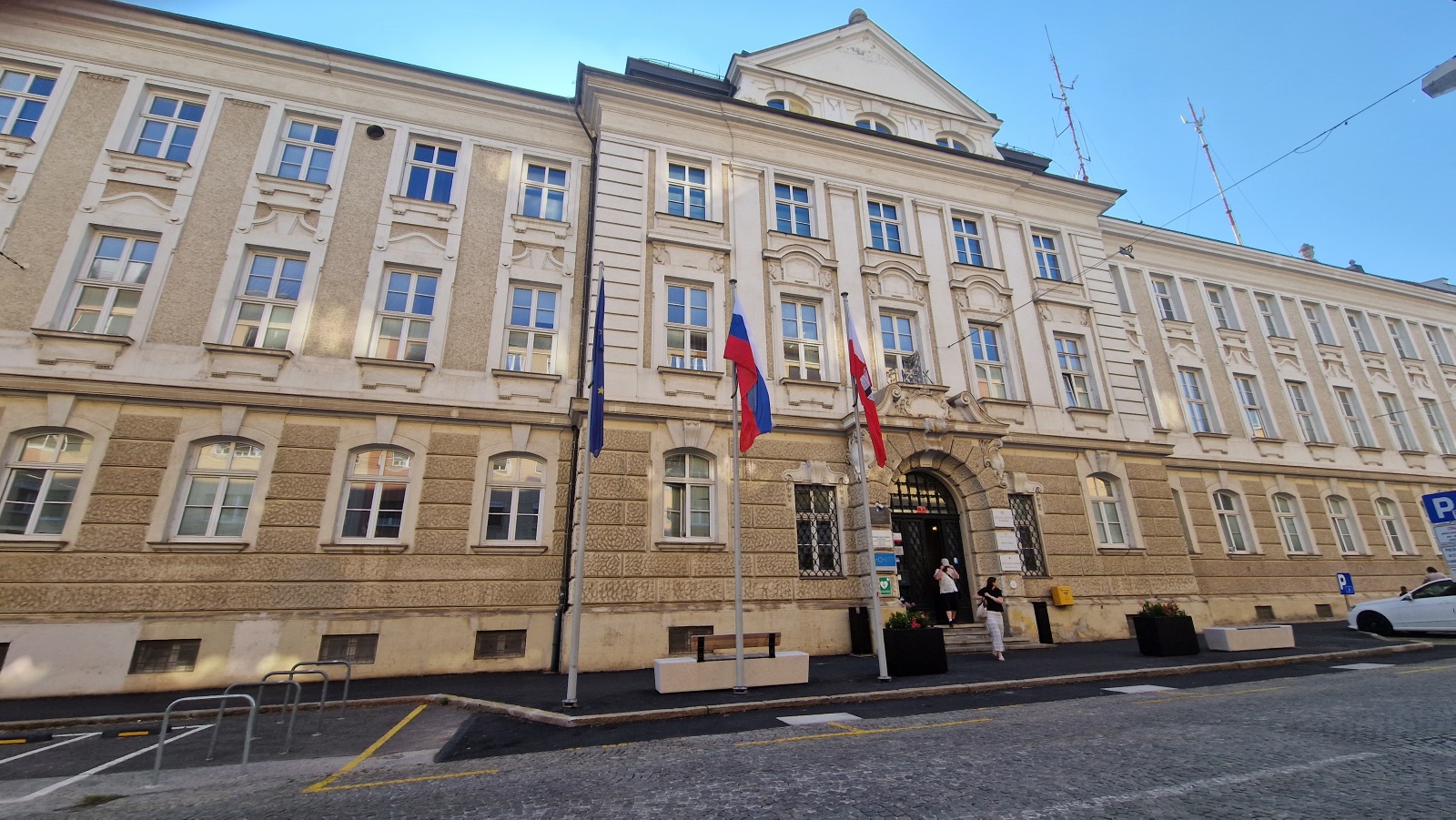 Županov kabinet išče nove obraze, na voljo tri nova delovna mesta