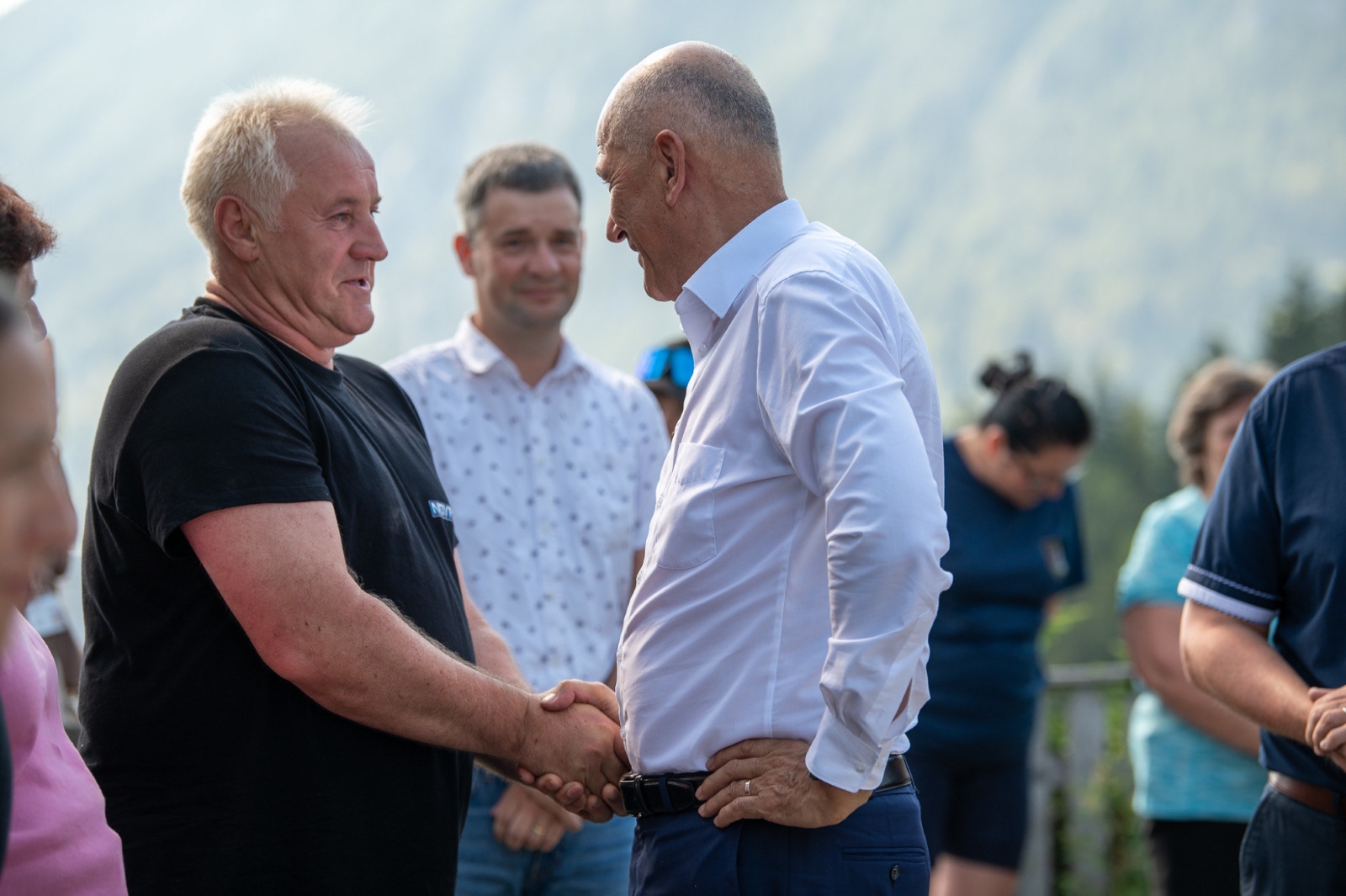 Predsednik vlade Janša obiskal kmetijo, ki jo je prizadel uničujoč požar
