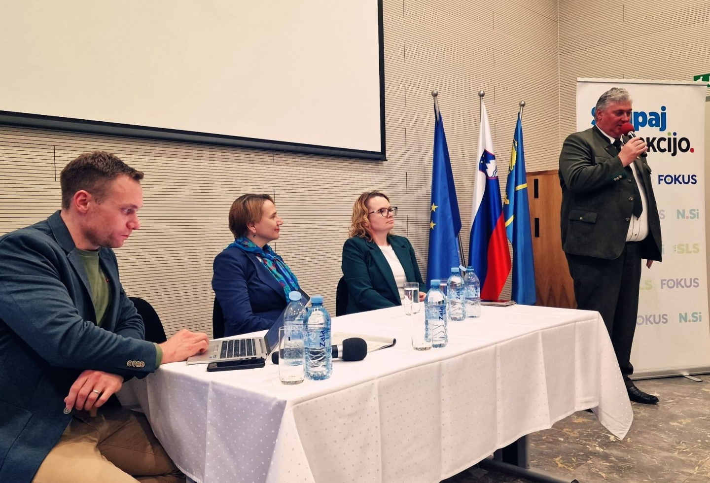 Kandidati obiskujejo občine, ki se pogosto spopadajo z velikimi težavami