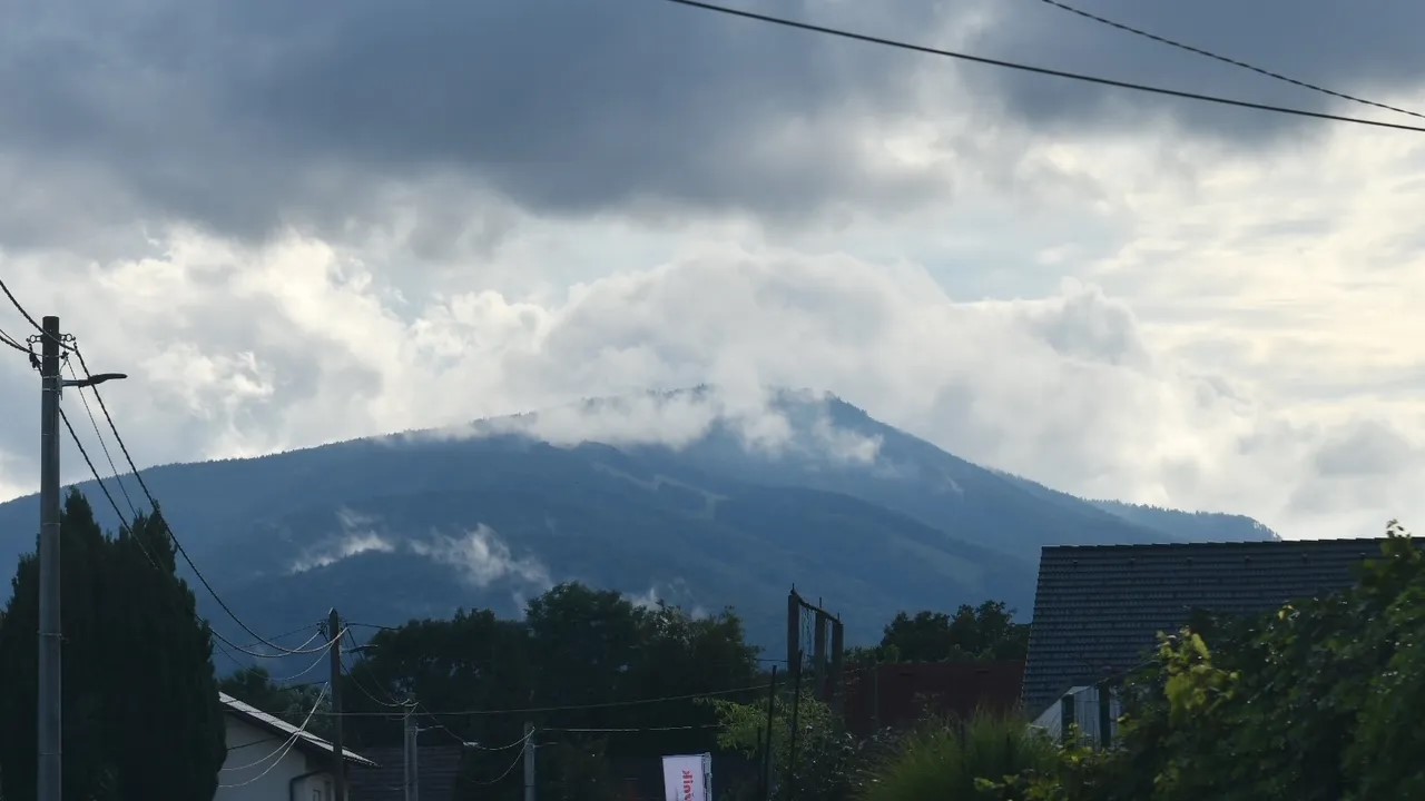 Danes še jasno, nato sledi pooblačitev iz zahoda