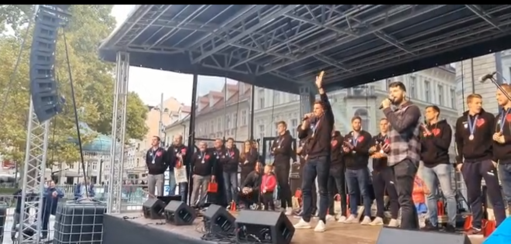 VIDEO: Slovenske odbojkarske junake sprejeli v Ljubljani