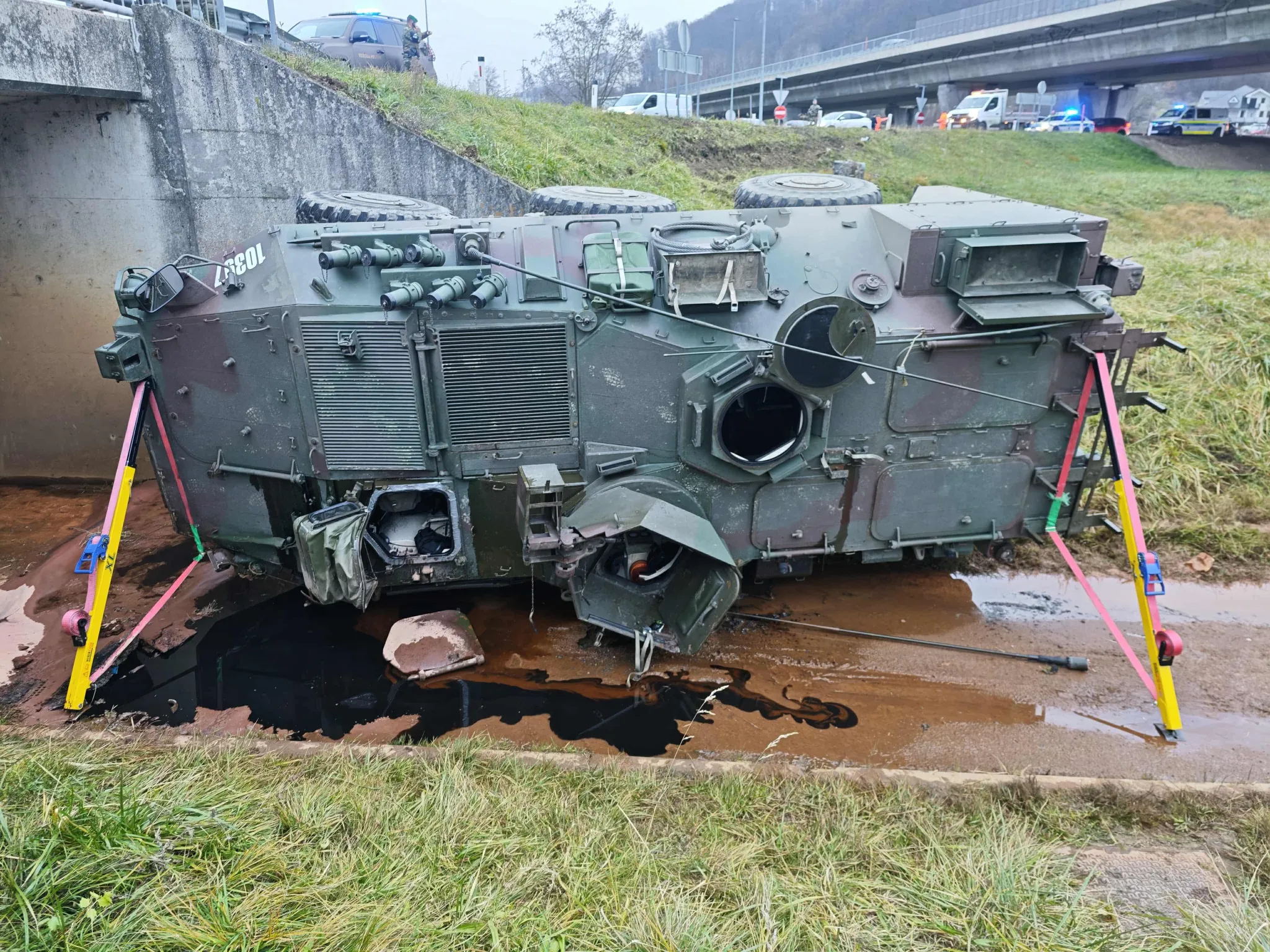 Policija pojasnila vzrok za nesrečo vojaškega vozila v pesniškem rondoju