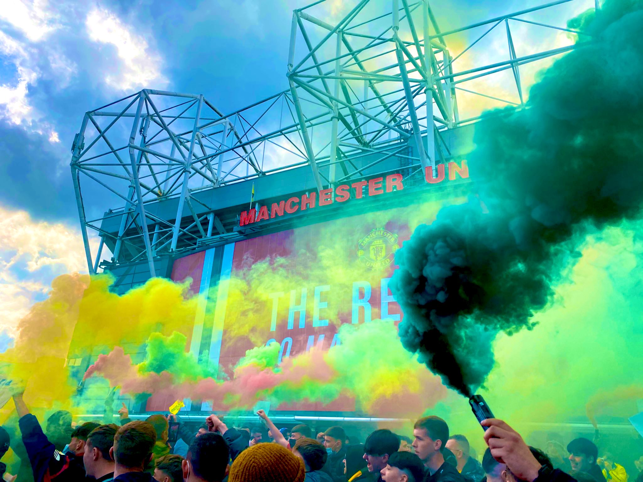 Nogometni navijači vdrli na Old Trafford, metali dimne bombe in se pretepali s policisti