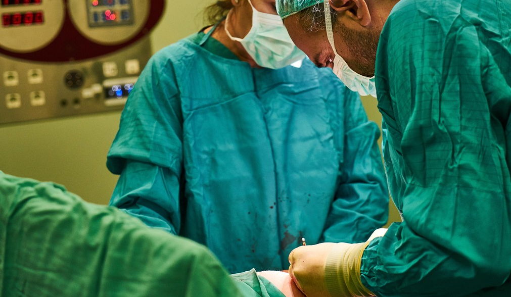 Zdravnik brez licence obrezal 40 dečkov, nekateri pristali v bolnišnici