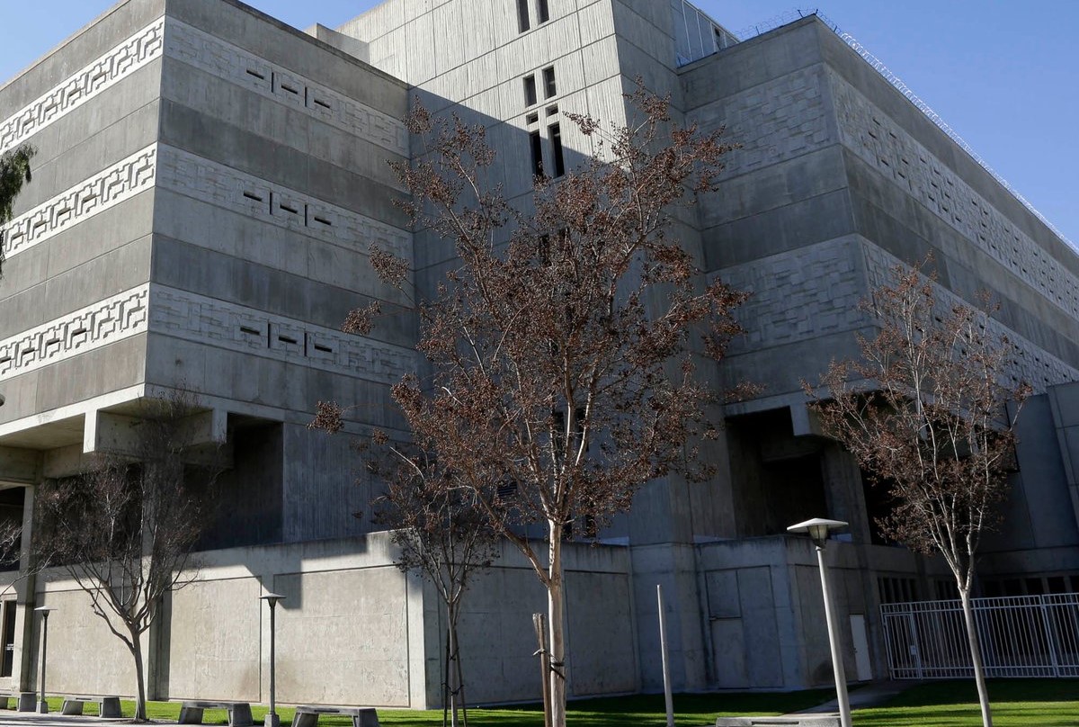 Noseča zapornica izgubila otroka, ker se je osebje zapora na poti v bolnišnico ustavilo na kavi