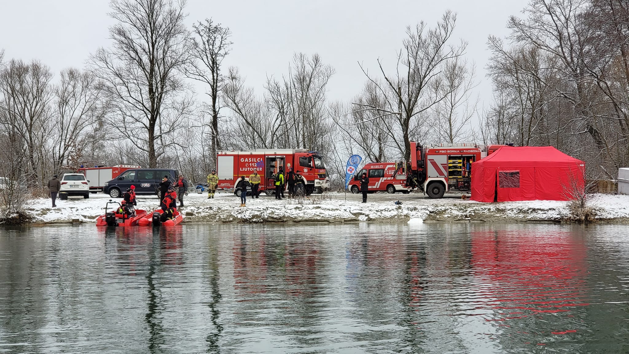 FOTO: Gasilski potapljači v snegu in mrazu skočili v vodo