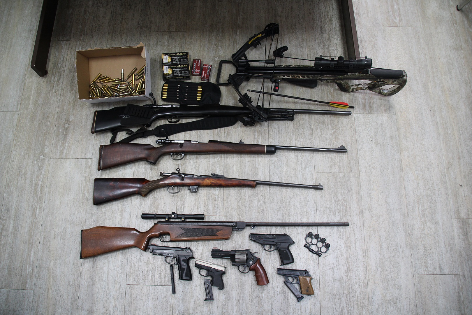 Prevzem bo opravila policija: Kako predati nezakonito orožje po novem zakonu