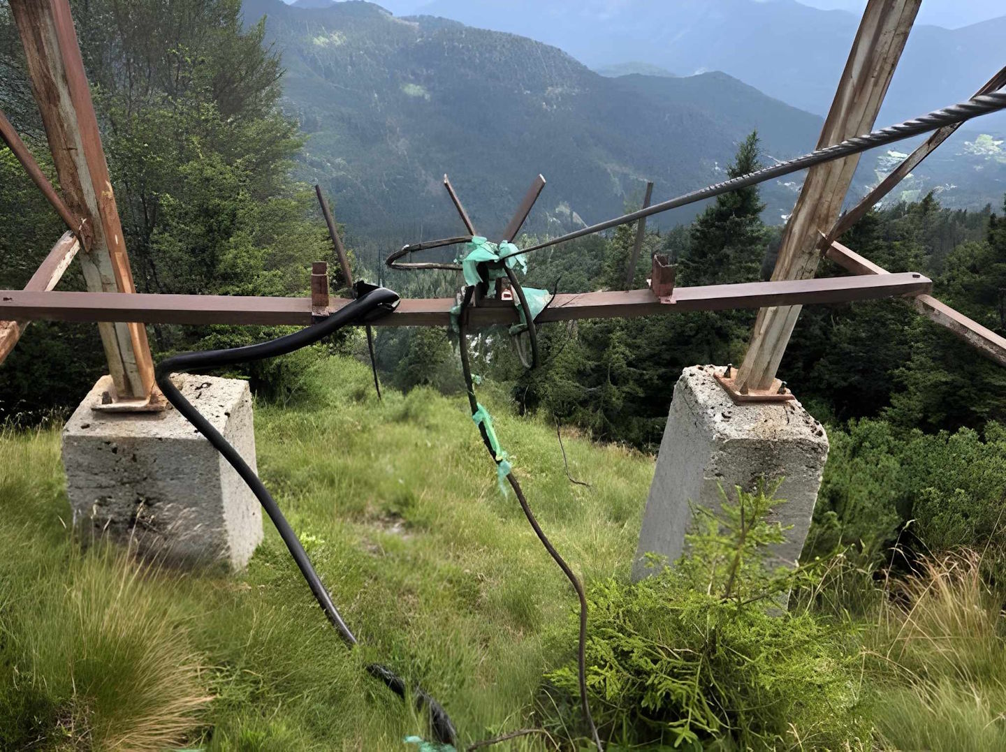 FOTO: Na Golici pretrgana oskrbovalna žičnica, na pomoč prihaja Slovenska vojska