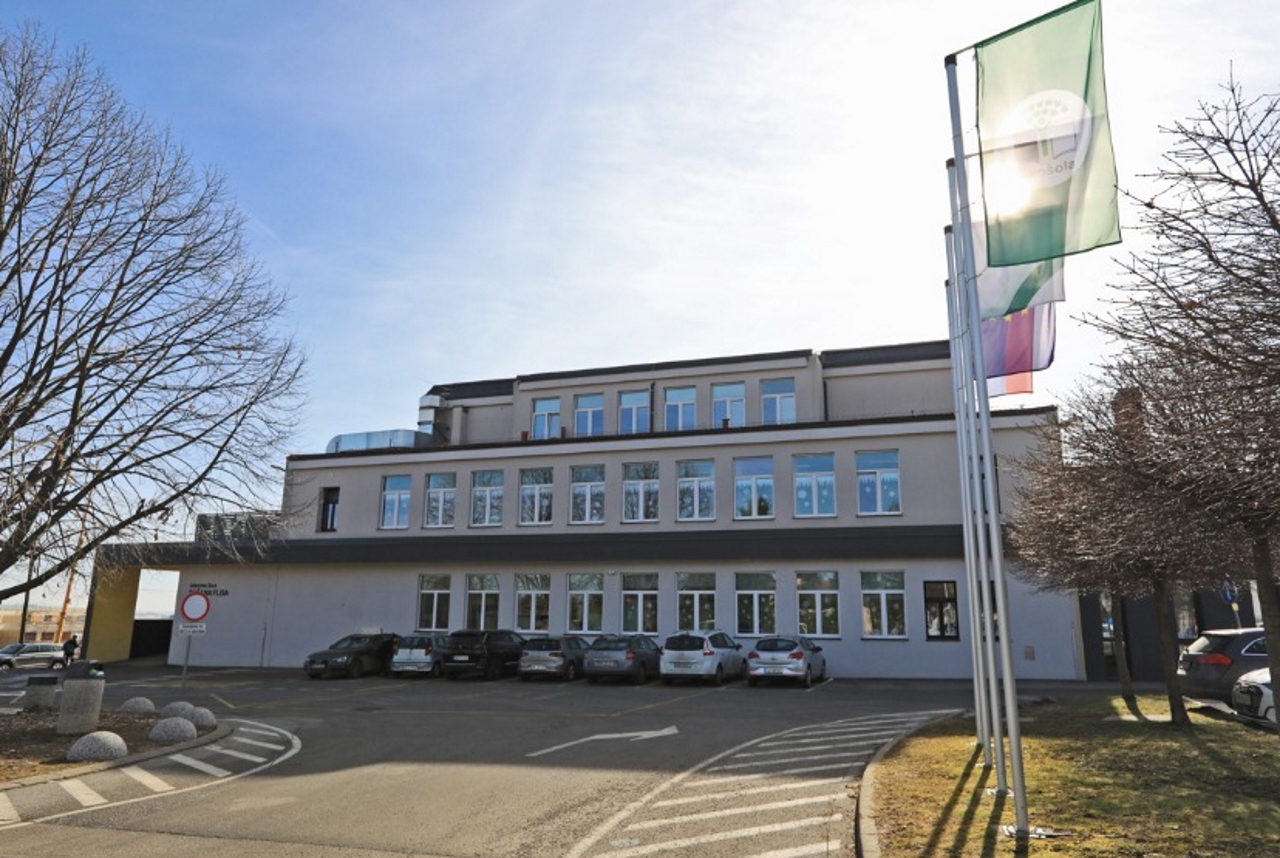V Hočah zaradi počene cevi poplavilo več učilnic