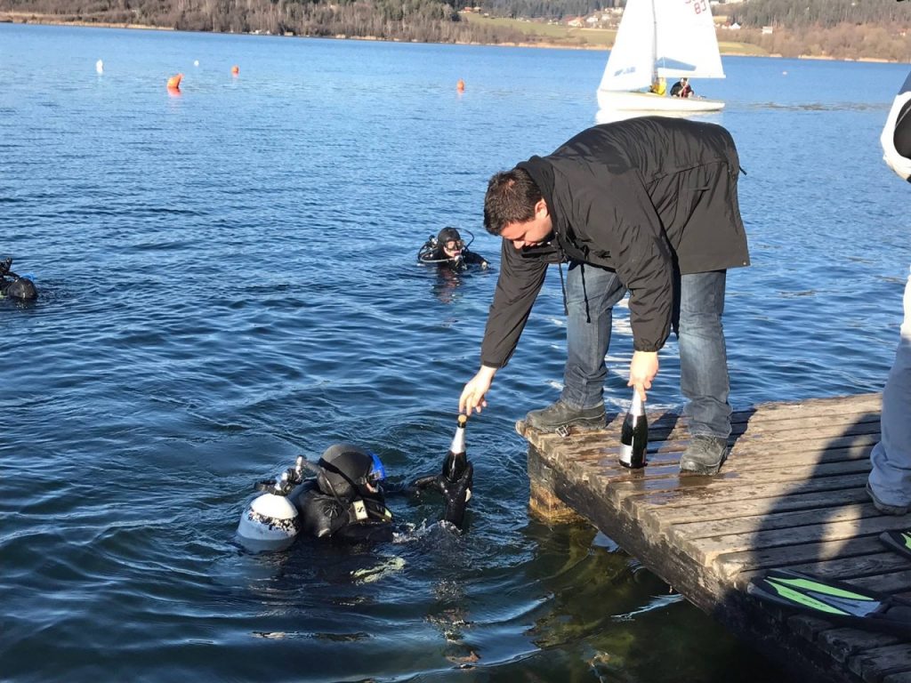 Na novega leta dan se je v Velenjsko jezero spustilo 22 potapljačev