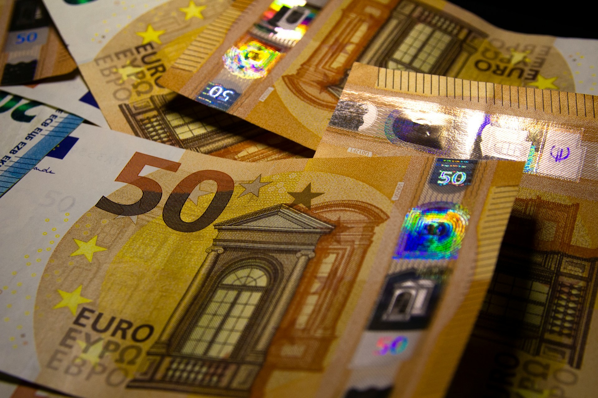 V veljavo stopila nova pravila: Nekateri bodo lahko prejeli do 10.000 evrov denarne pomoči