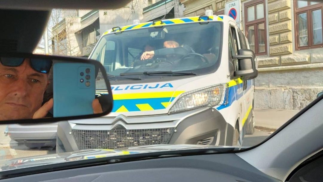 Boruta Pahorja na poti v službo ustavila policija, kaj je storil?