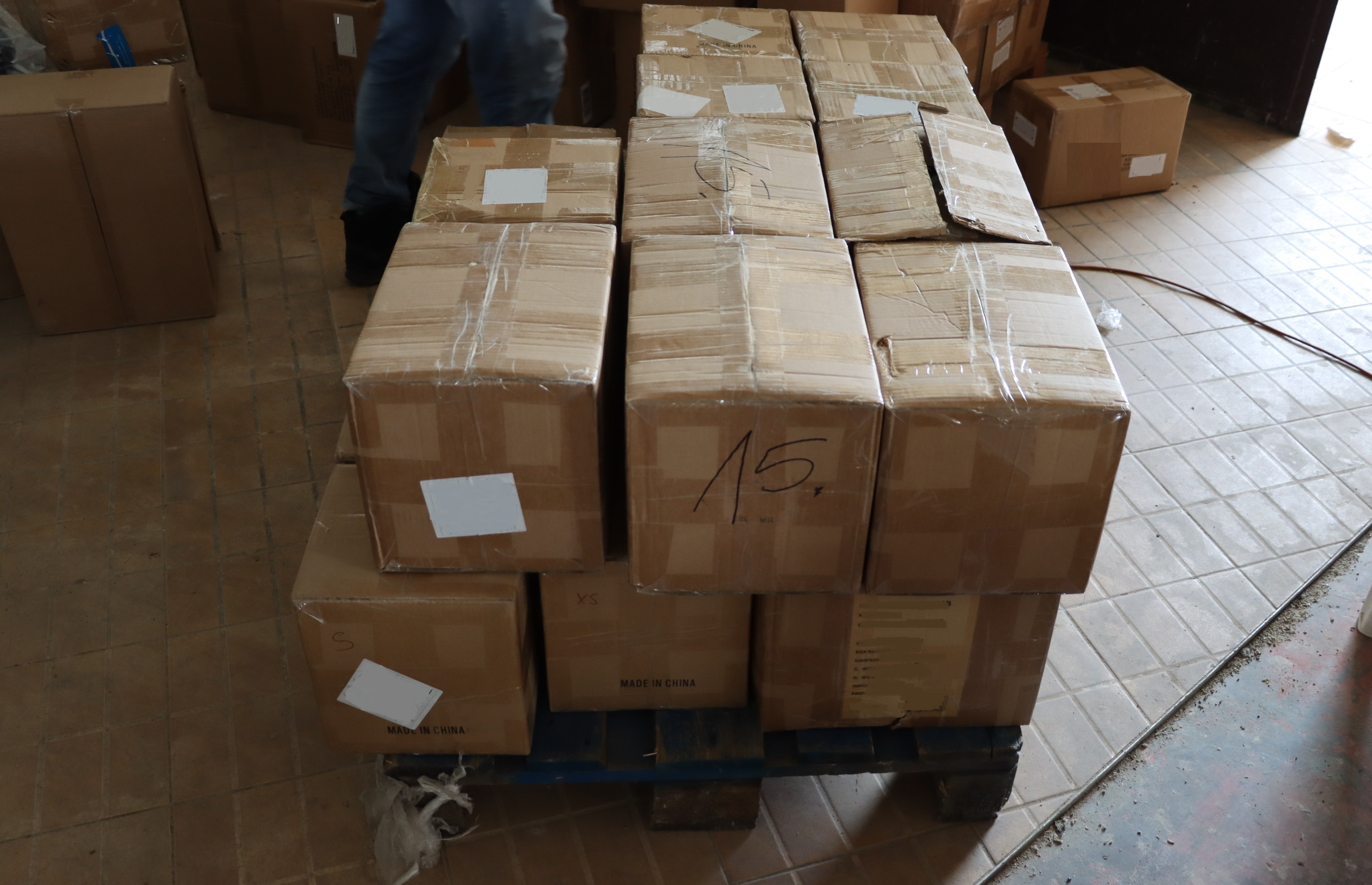 FOTO: Iz skladišča v Hočah izginilo za 330.000 evrov blaga, med osumljenimi tudi dva zaposlena