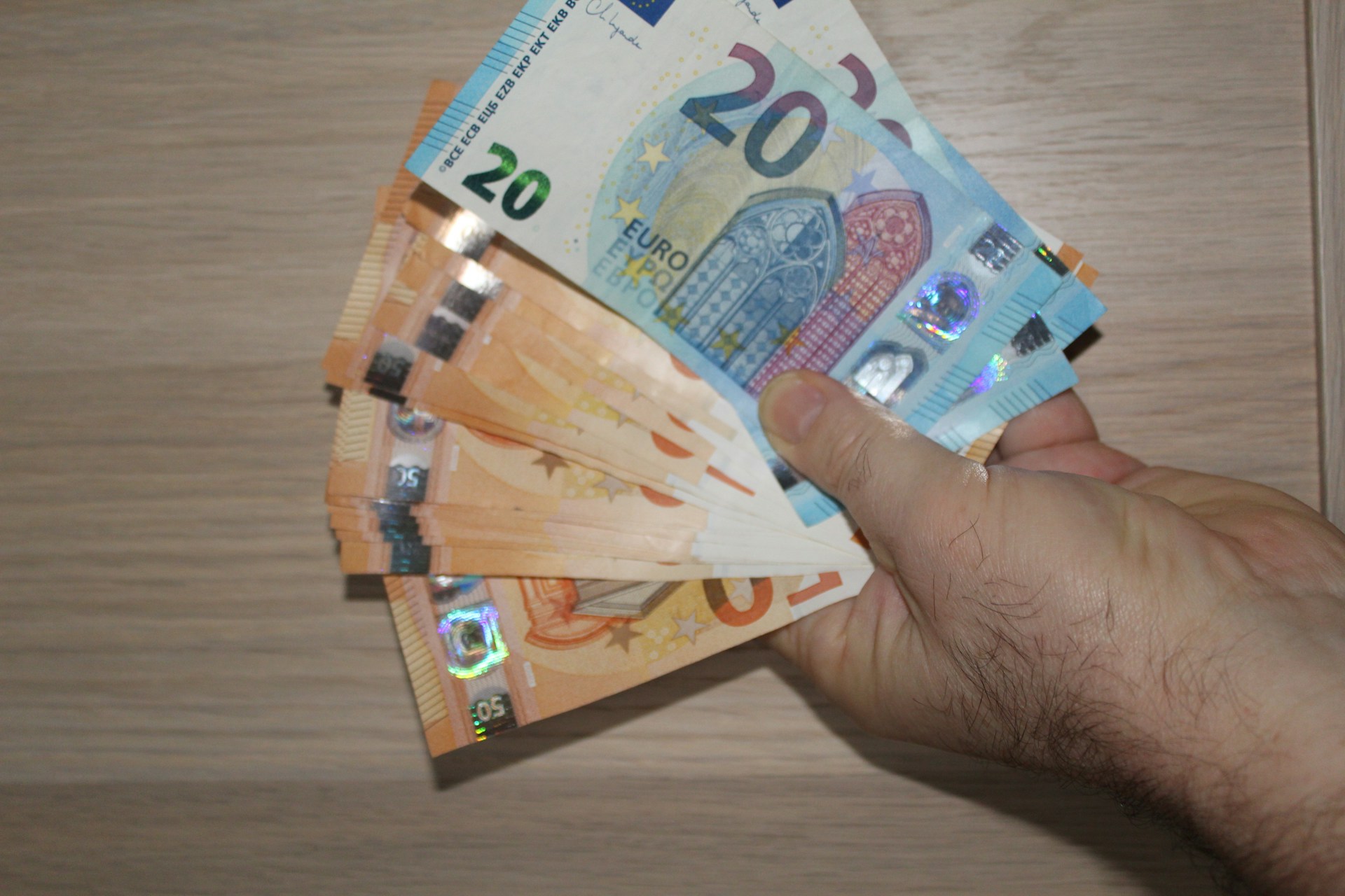 Se bodo plače še znižale? Nihče ni optimističen, najbolj ogroženi pa so delavci, ki ...