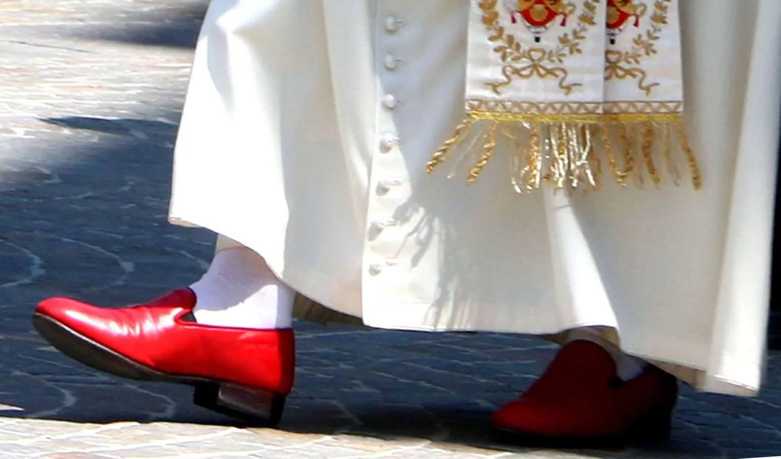 Simbolika barve čevljev v Vatikanu: Veste kaj pomeni barva, ki jo izbral Leon VIX.?