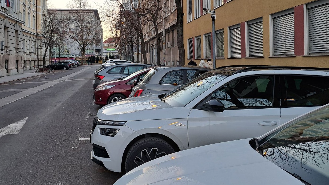 Bizaren plen zločincev: Parkirali vozila, ko so se vrnili, pa niso mogli odpeljati