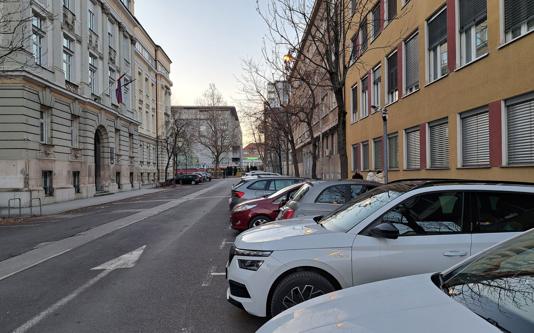 Psihologi: Tisti, ki parkirajo vzvratno, razmišljajo drugače in bolje obvladajo življenje