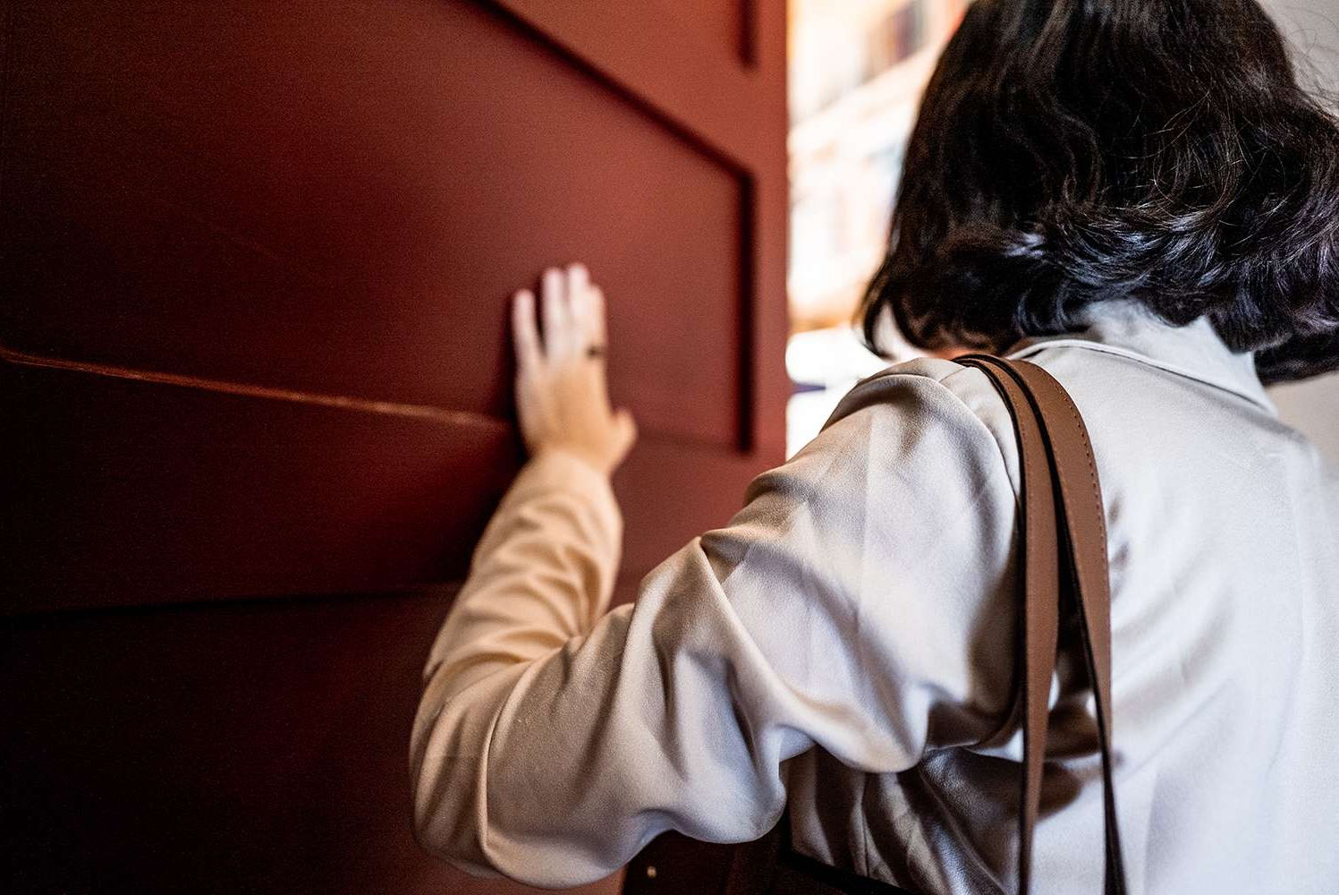 Prevara: Zdravstveni dom opozarja na lažno patronažno sestro, ki obiskuje občane