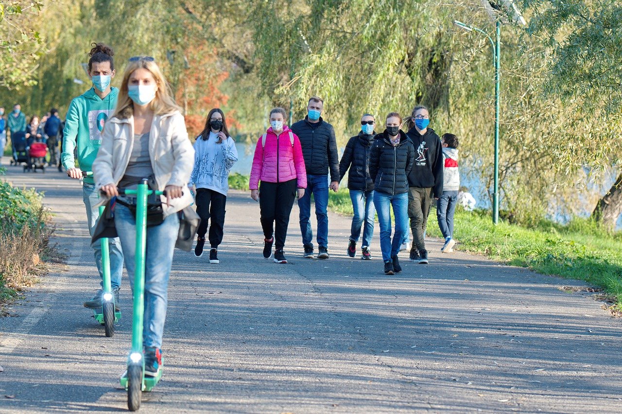 Nova sporna praksa med mladimi: Z namernimi okužbami do več svobode?