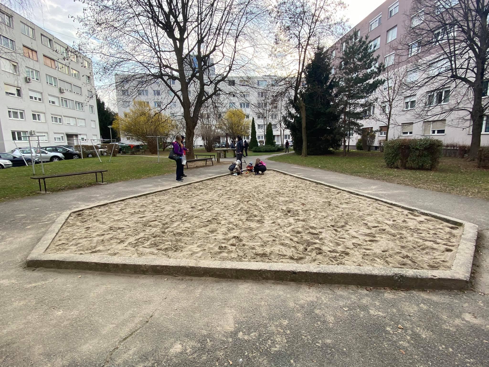 FOTO: Otroci iz Mestne četrti Tabor dobili peskovnik