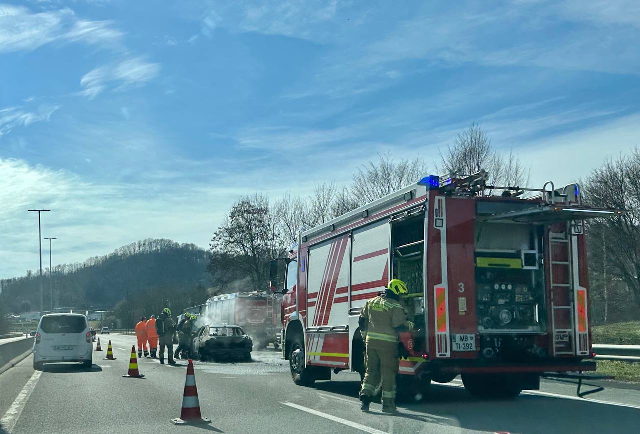 Vozniki pozor: Na hitri cesti pri krožišču Pesnica pri Mariboru zagorelo vozilo