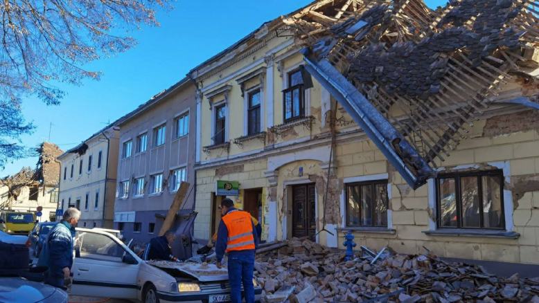 Potres ločil Petrinjo in Sisak za skoraj en meter