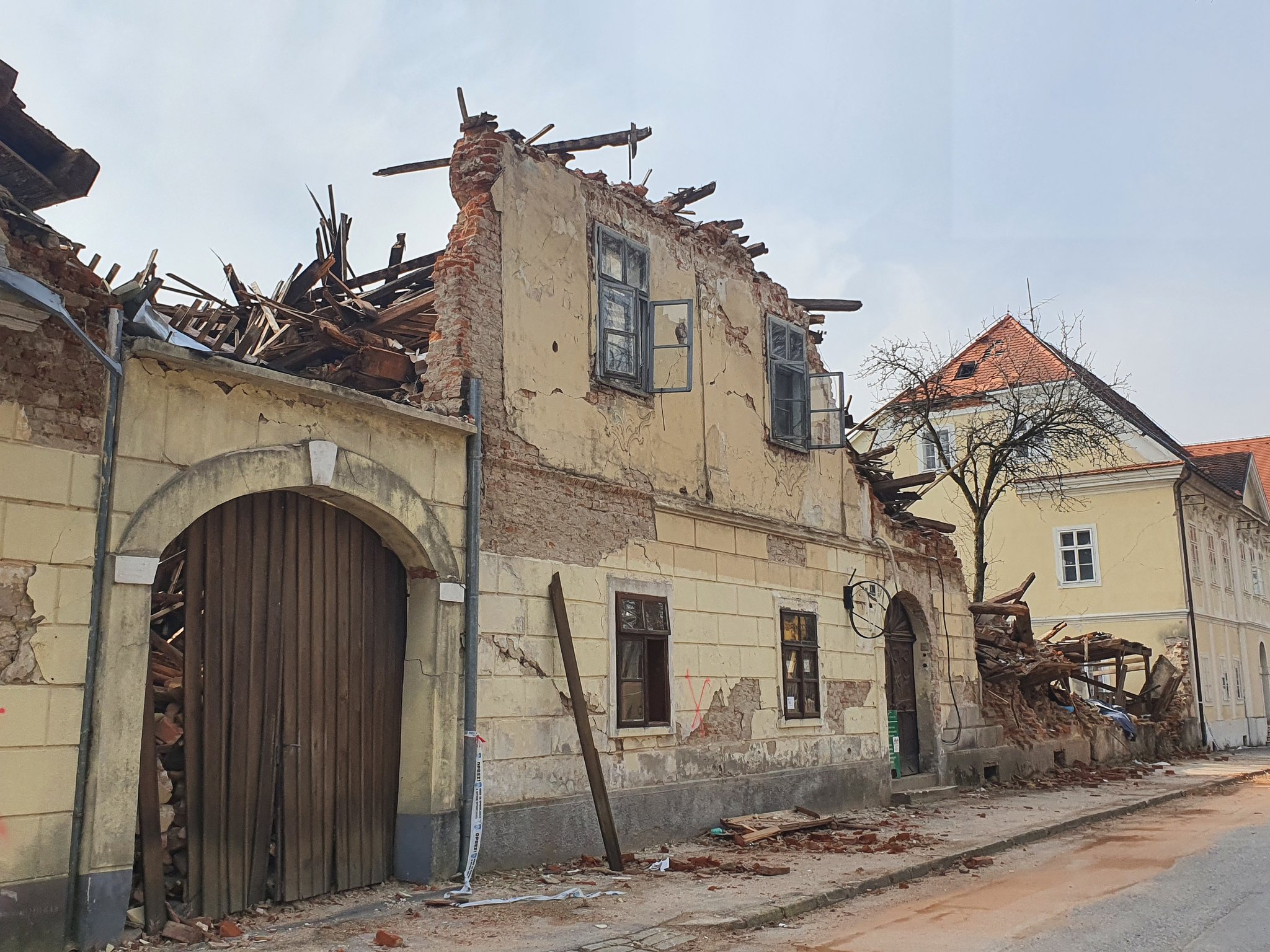 Leto dni po potresu v Petrinji; več kot 5000 ljudi se še ni vrnilo v svoja prebivališča