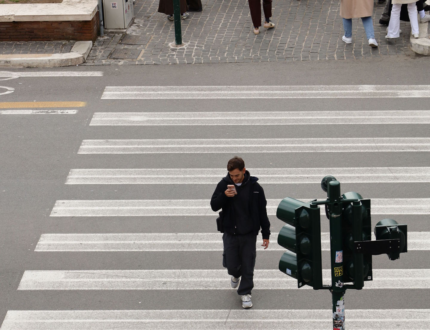 Bo telefon na prehodu za pešce kmalu drag prekršek? Slovenija pripravlja spremembe