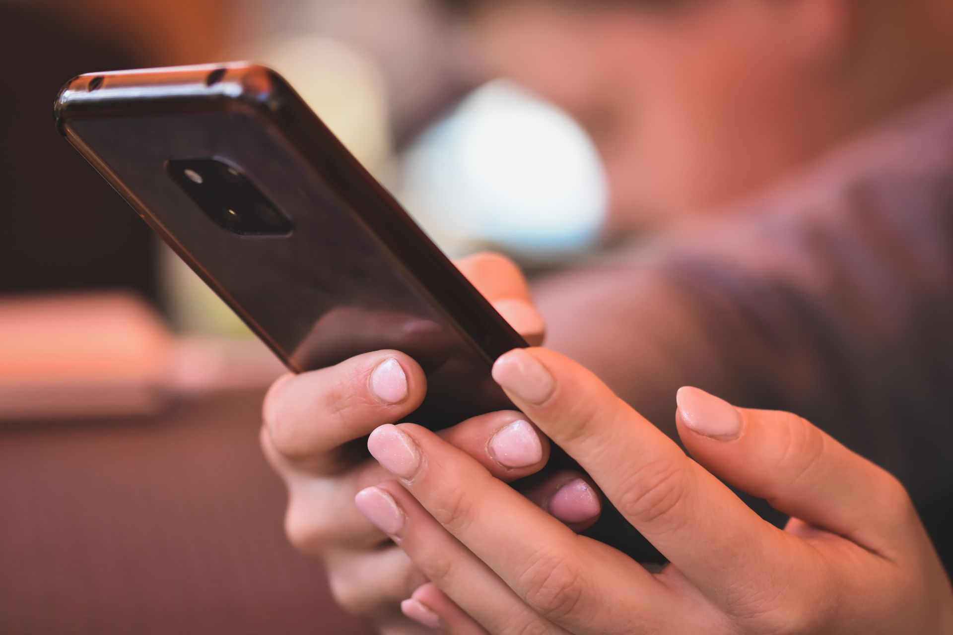 Strokovnjaki opozarjajo: Trik, ki se kot požar širi po spletu, uničuje mobilne telefone (Serviserji imajo polne roke dela)
