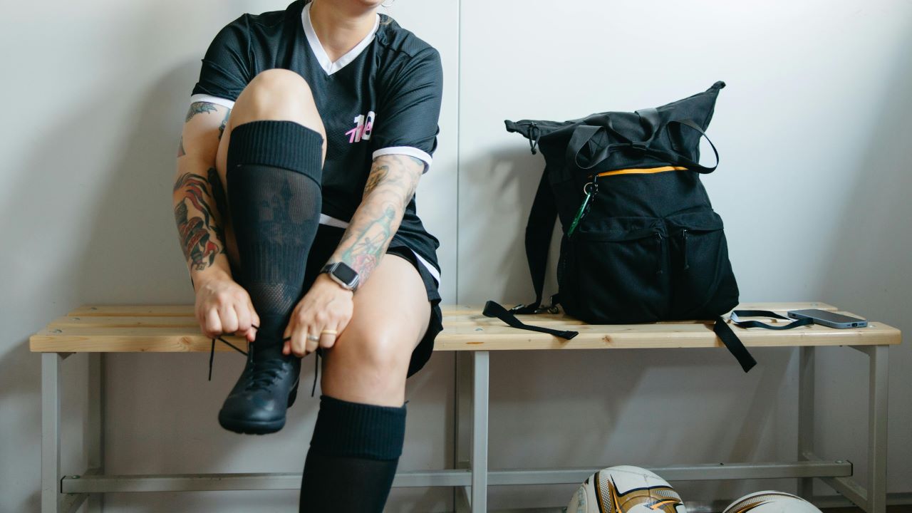 Škandal, ki pretresa nogometni svet: Sodnik snemal igralke pod prho, kazen pa bizarno nizka