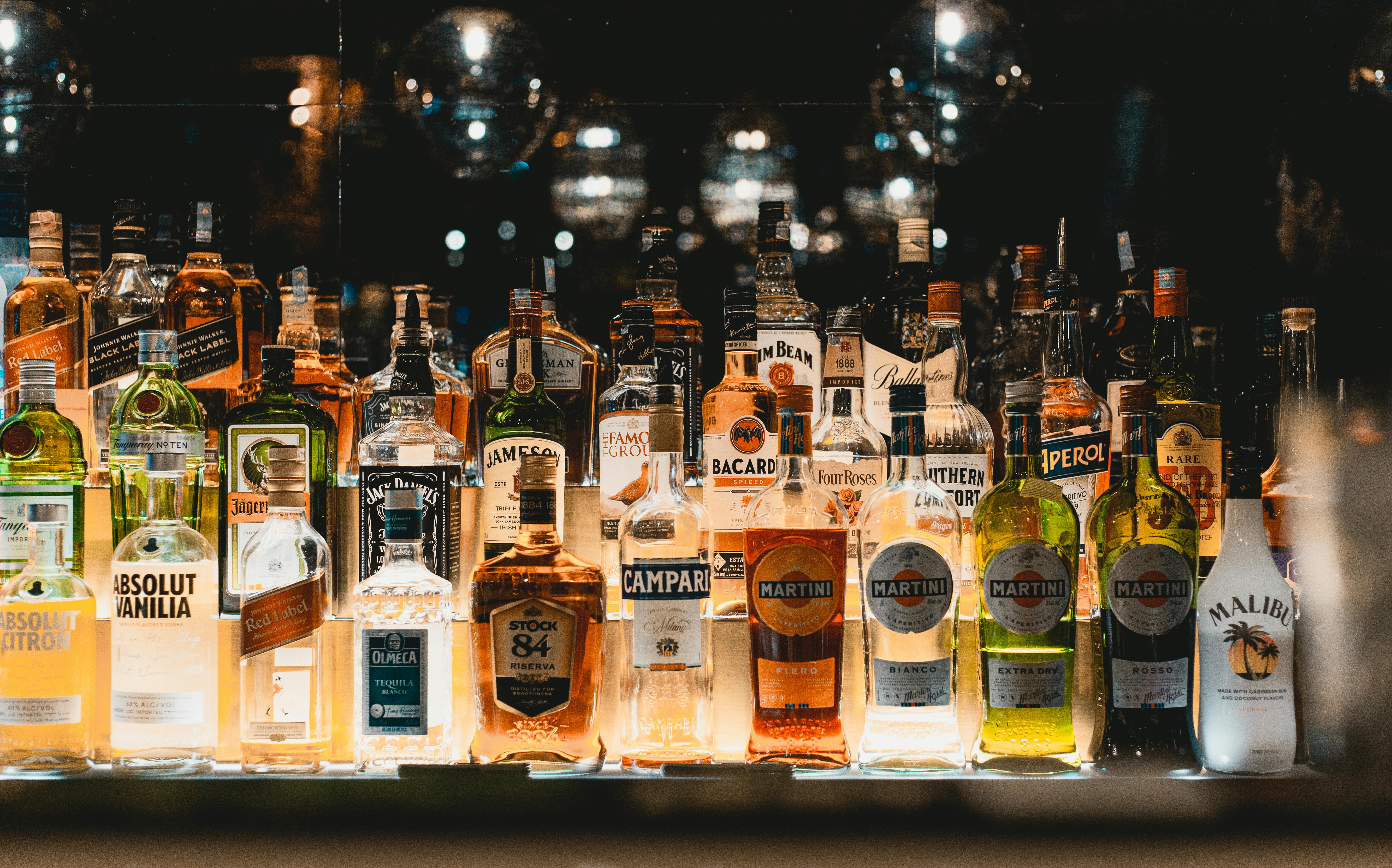 Po tobačnih izdelkih še alkohol: Bo Slovenija tudi na steklenicah uvedla standardizirano embalažo?