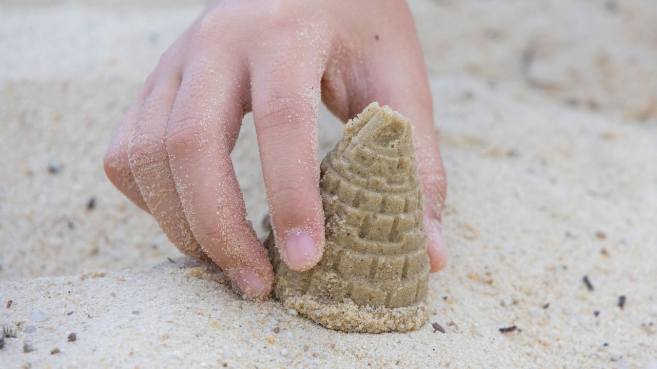 Tudi v Sloveniji: V pesku, s katerim se igrajo otroci potrjeno našli azbest