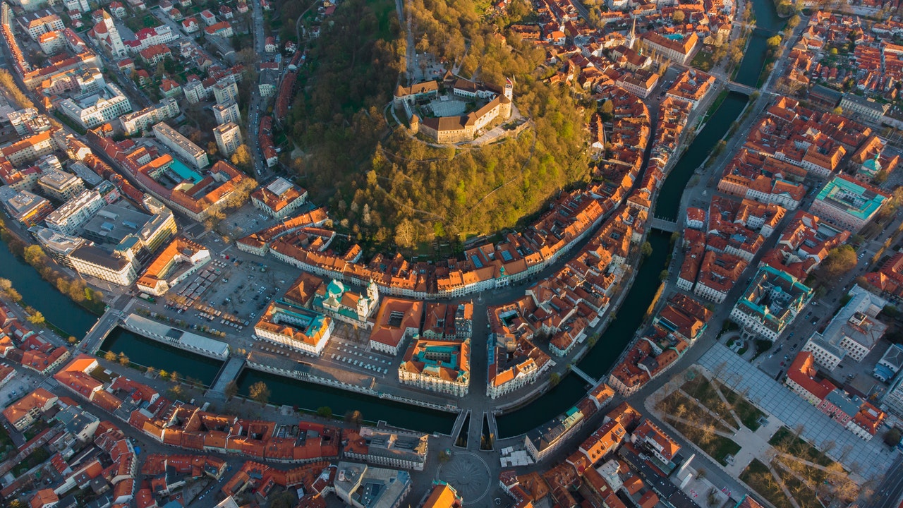 Mimoidoči v Ljubljanici opazili plavajoče truplo