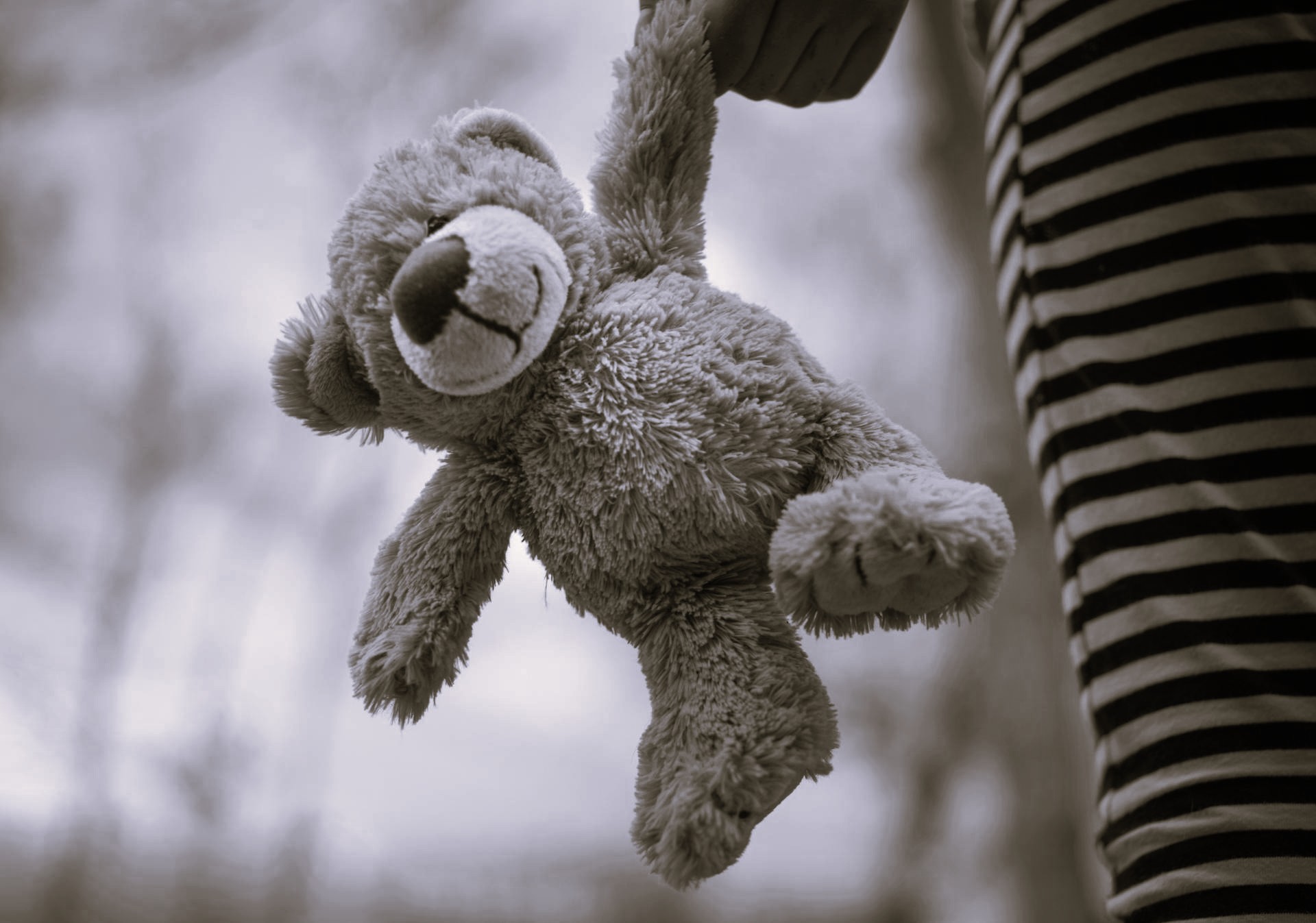 Že enkrat kaznovan, a ni bilo dovolj: 52-letnik več let spolno zlorabljal hčerko in pastorke