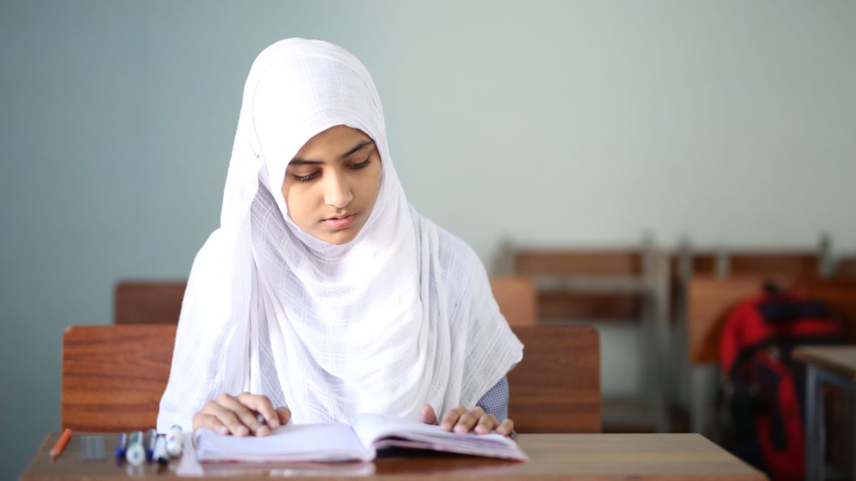 Pri naših sosedih začela veljati prepoved nošenja islamskih naglavnih rut za mlada dekleta