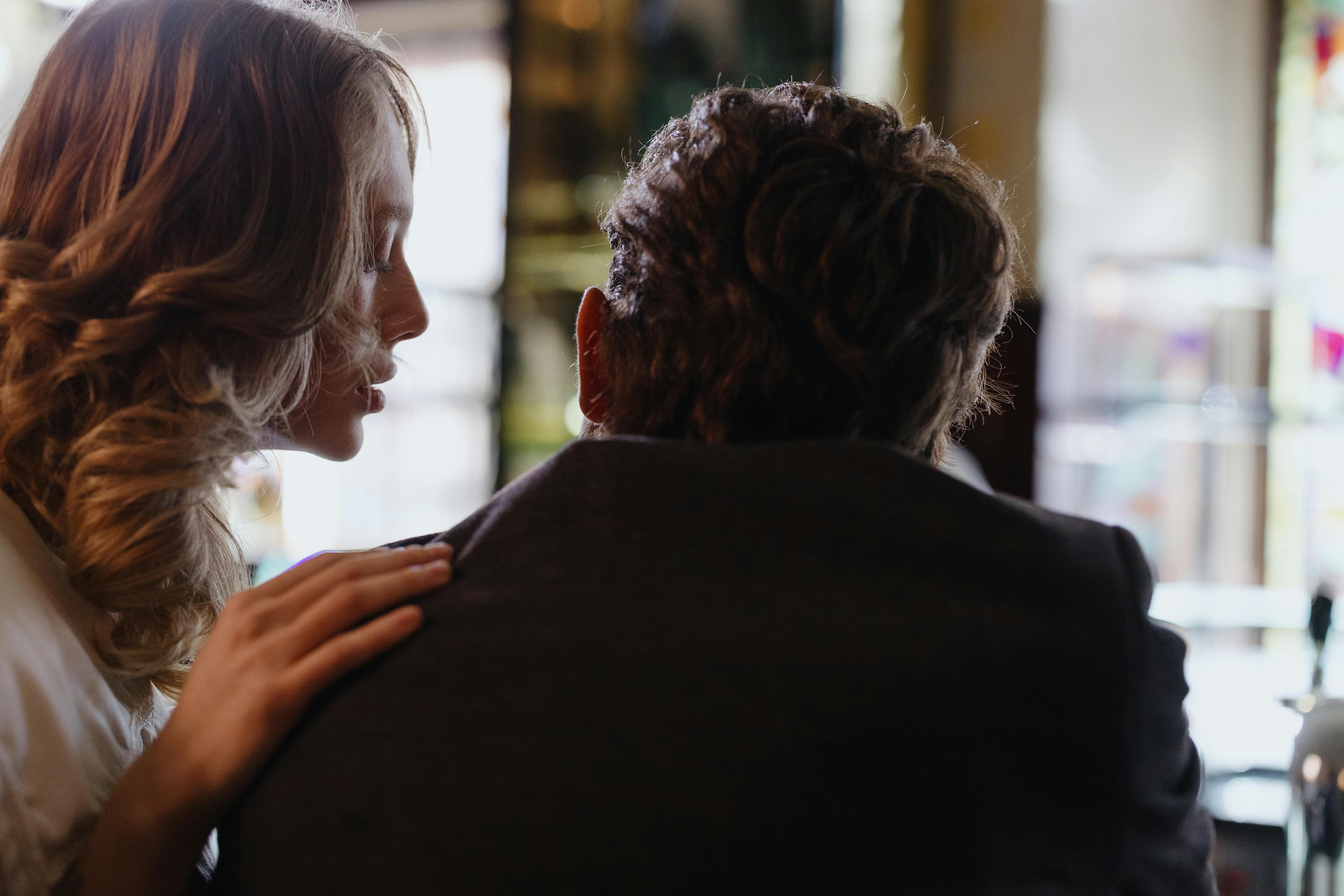 Ne znajo molčati: Ta zodiakalna znamenja so najslabša pri ohranjanju skrivnosti