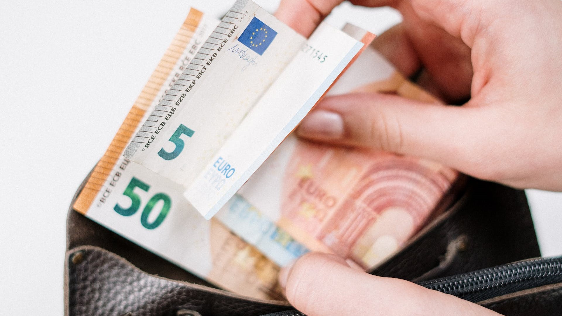 Delamo več, dobimo manj: Slovenija z eno največjih rasti davčnega primeža