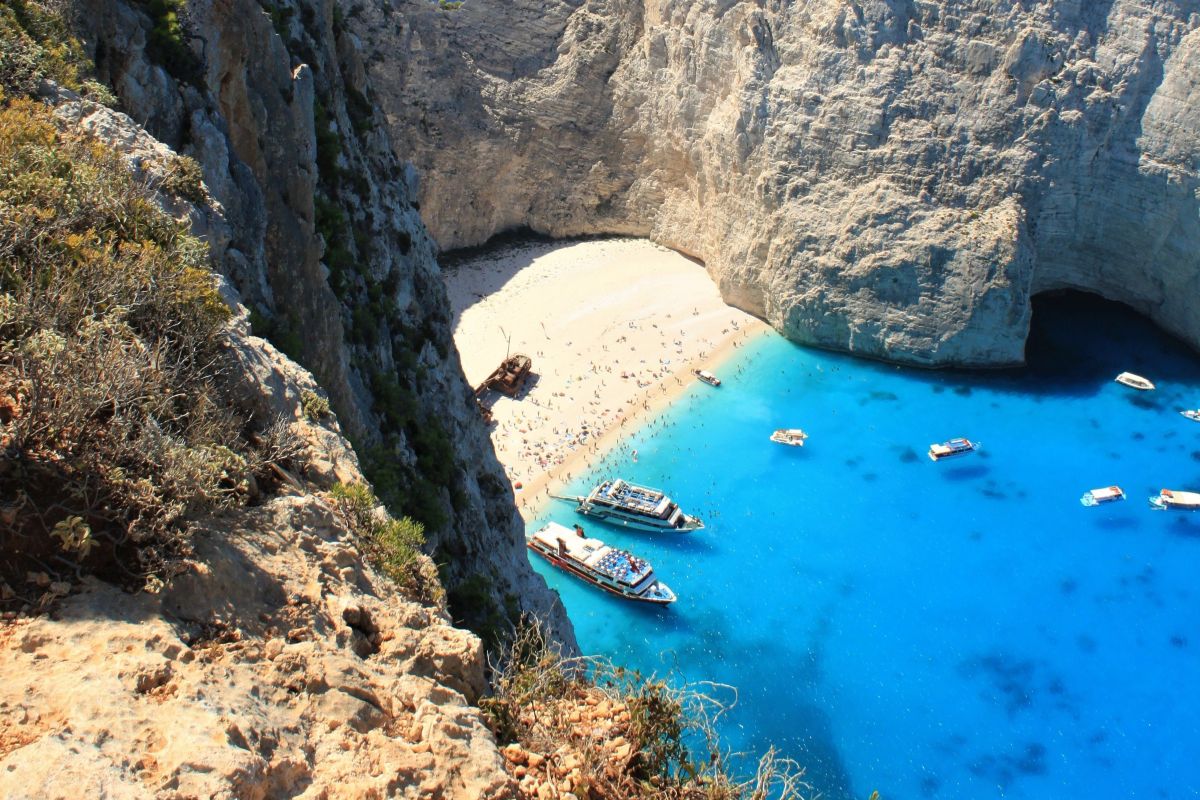 Šok za turiste: Prepovedali obisk ene najlepših plaž na svetu, priljubljene tudi med Slovenci