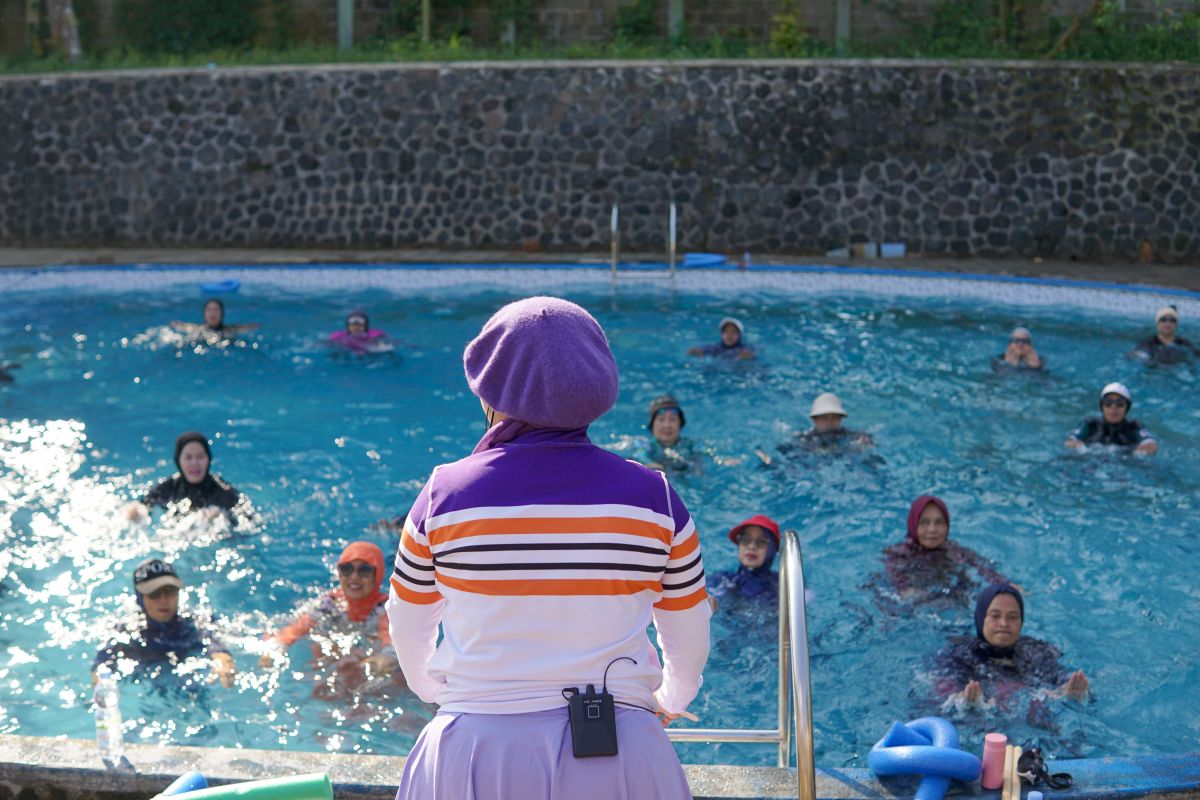 Odločitev upravitelja sprožila burno razpravo: Ob ponedeljkih kopanje v bazenu rezervirano za muslimanke