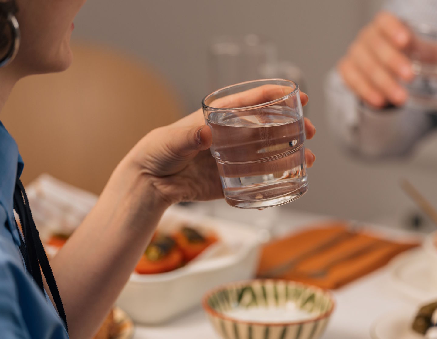 Ali pitje vode med obrokom res pomaga pri sitosti? Nova študija preseneča