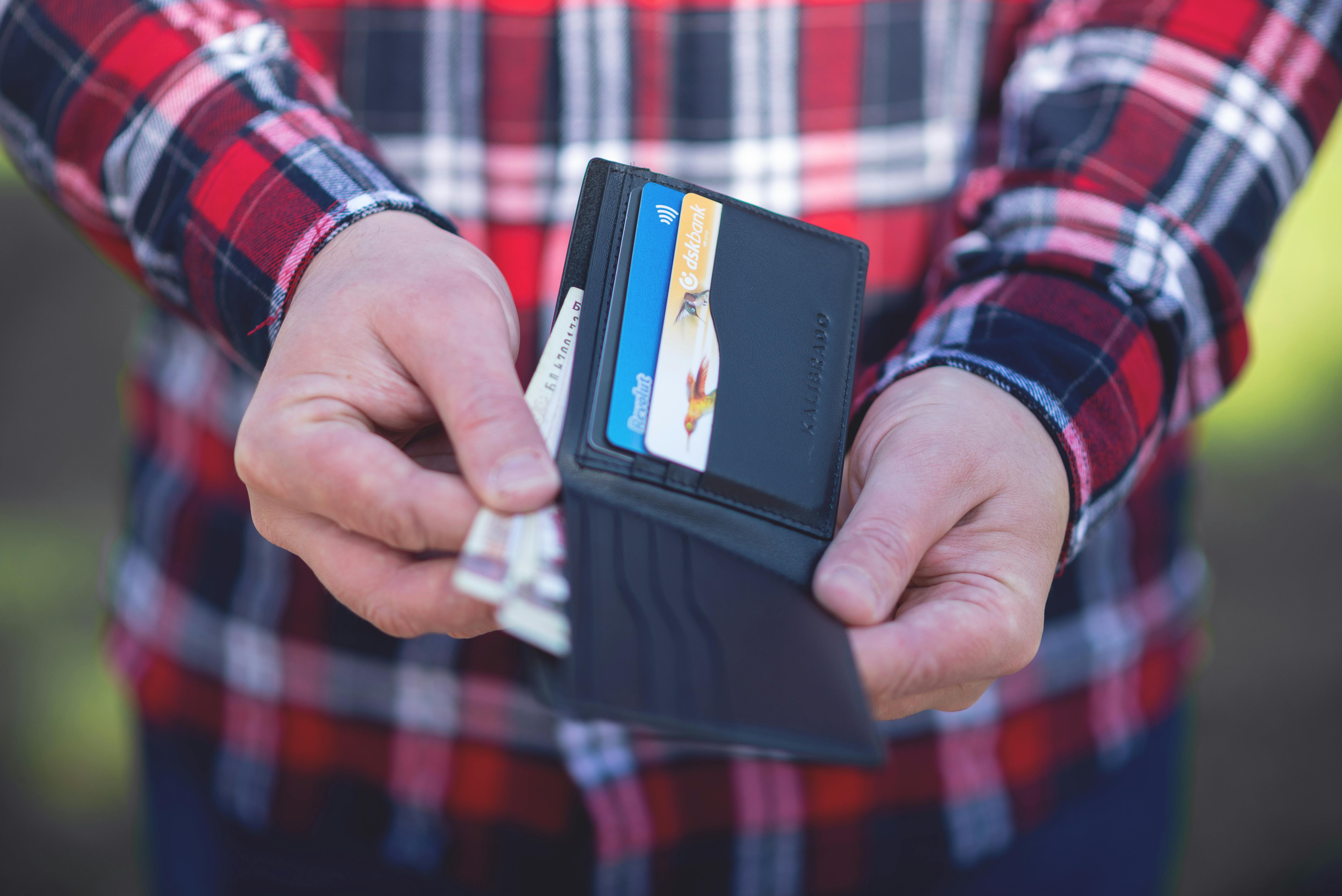 Vlada pripravlja nova pravila za gotovinska in elektronska plačila