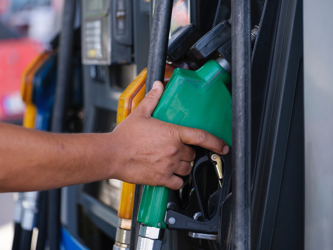 Kje liter bencina stane le dva centa in kje skoraj tri evre?