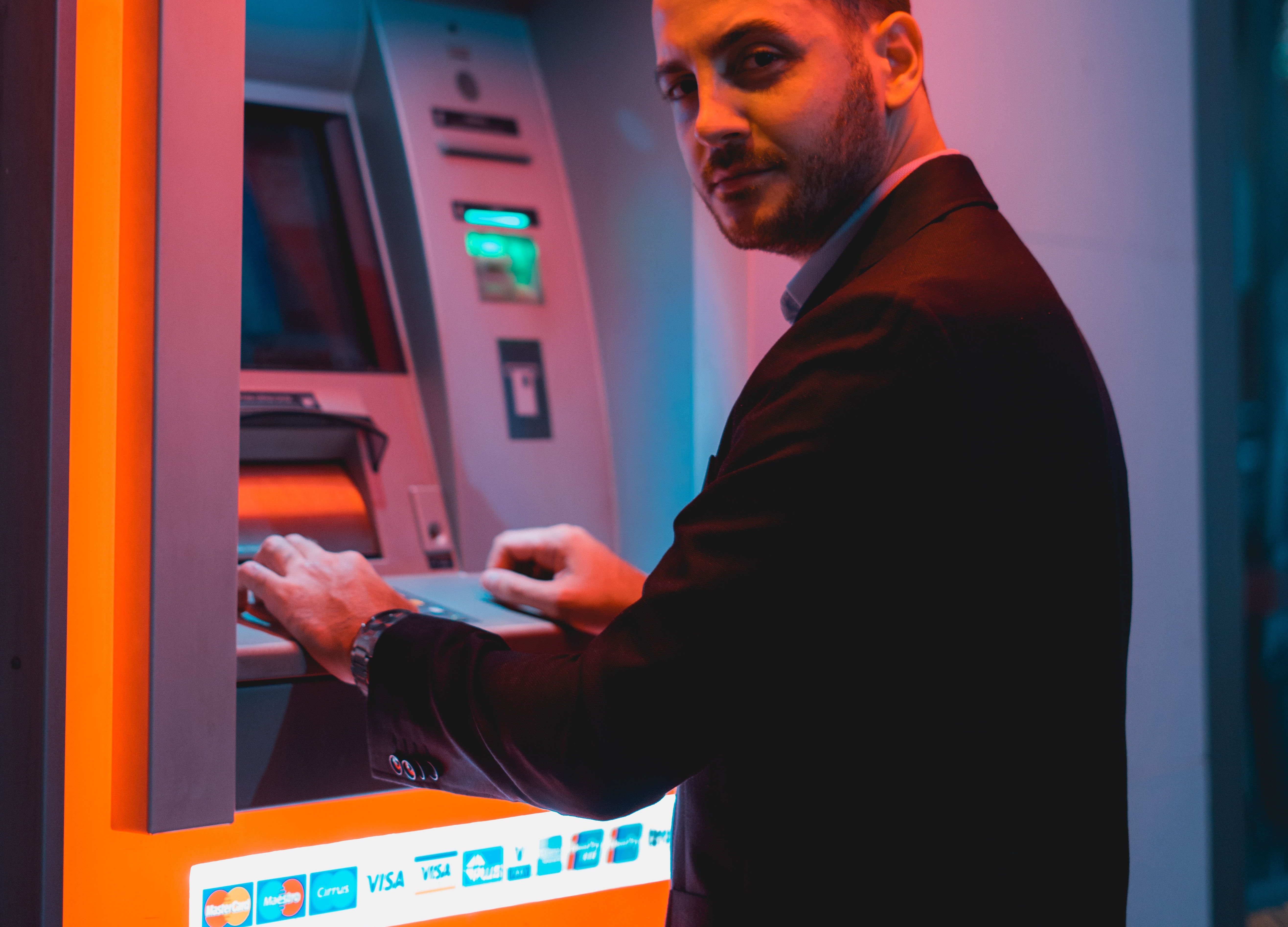 Banko spremenili v plesišče: Namesto bančnikov bodo prostor prevzeli DJ-ji